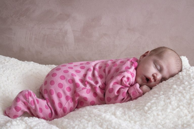 Comment bien utiliser un réducteur de lit pour bébé.