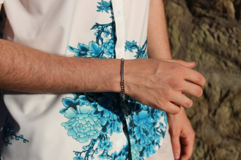Les bracelets tendance pour homme : le guide ultime !